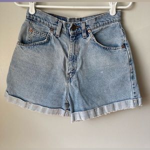 Vintage Women’s Levi’s 910 cuffed jean shorts high rise 1990’s 90’s